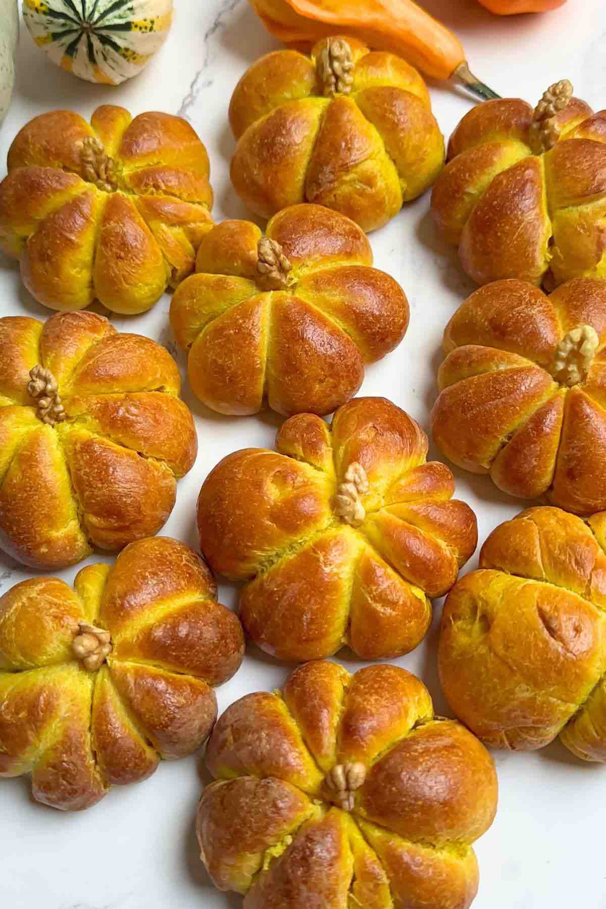 how to make pumpkin-shaped halloween bread 